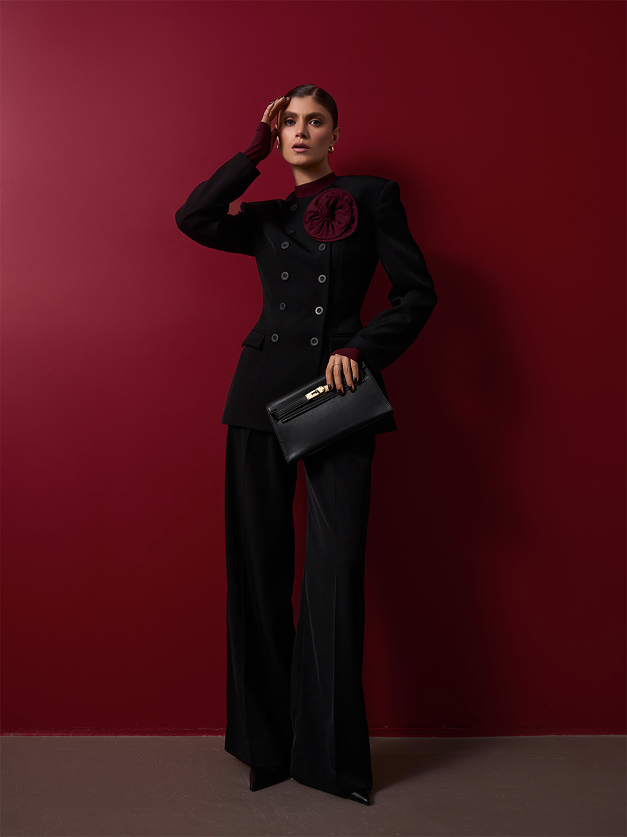 Жакет двобортний без коміра чорного кольору 1