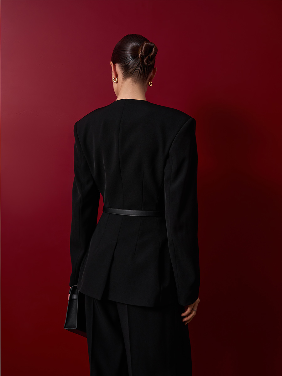 Жакет двобортний без коміра чорного кольору 7