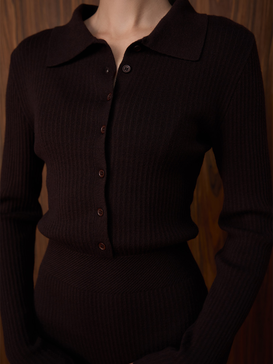 Комбінезон трикотажний коричневого кольору з коміром на ґудзиках 1