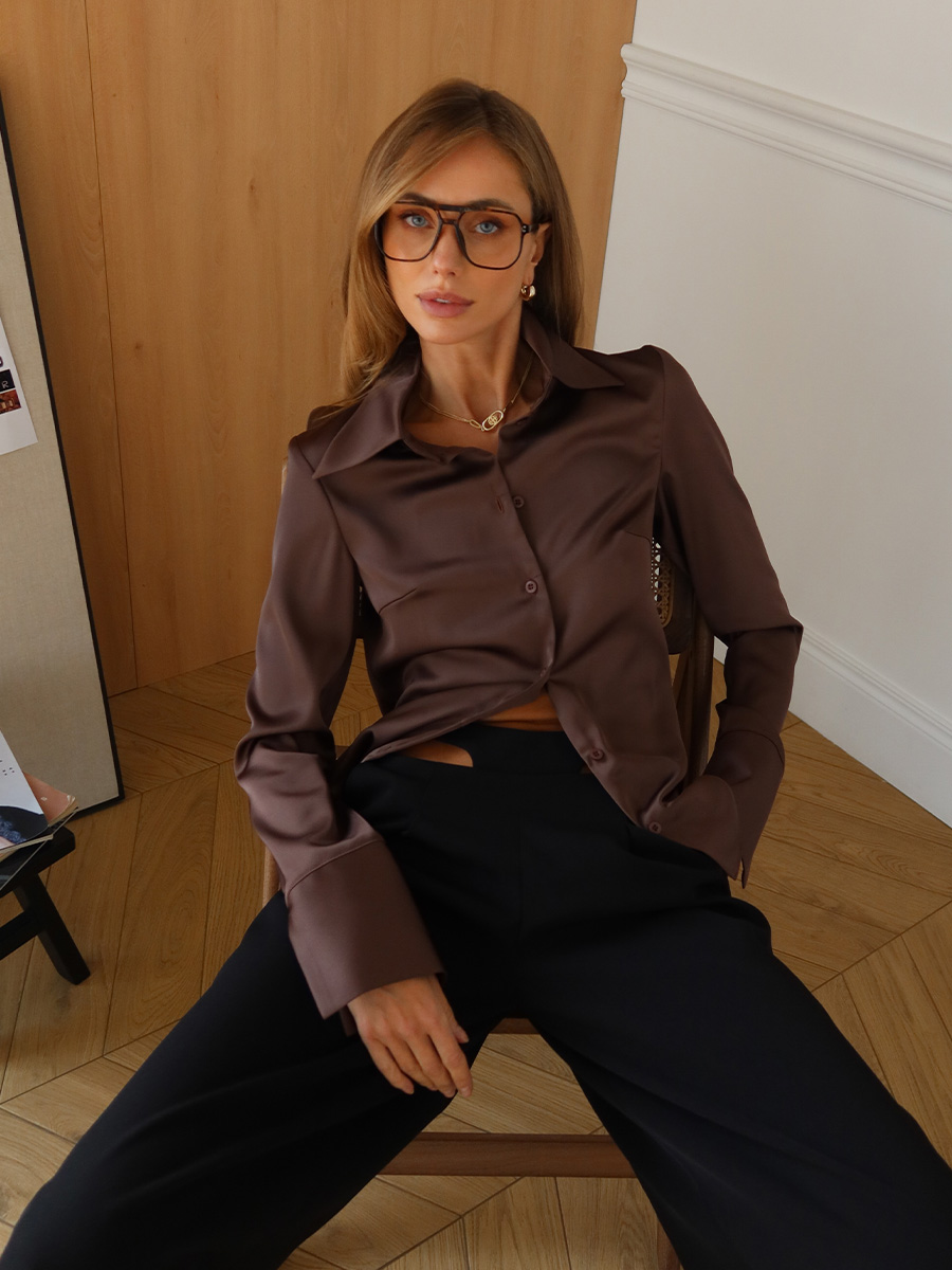 Сорочка коричневого кольору з розрізами на манжетах 1