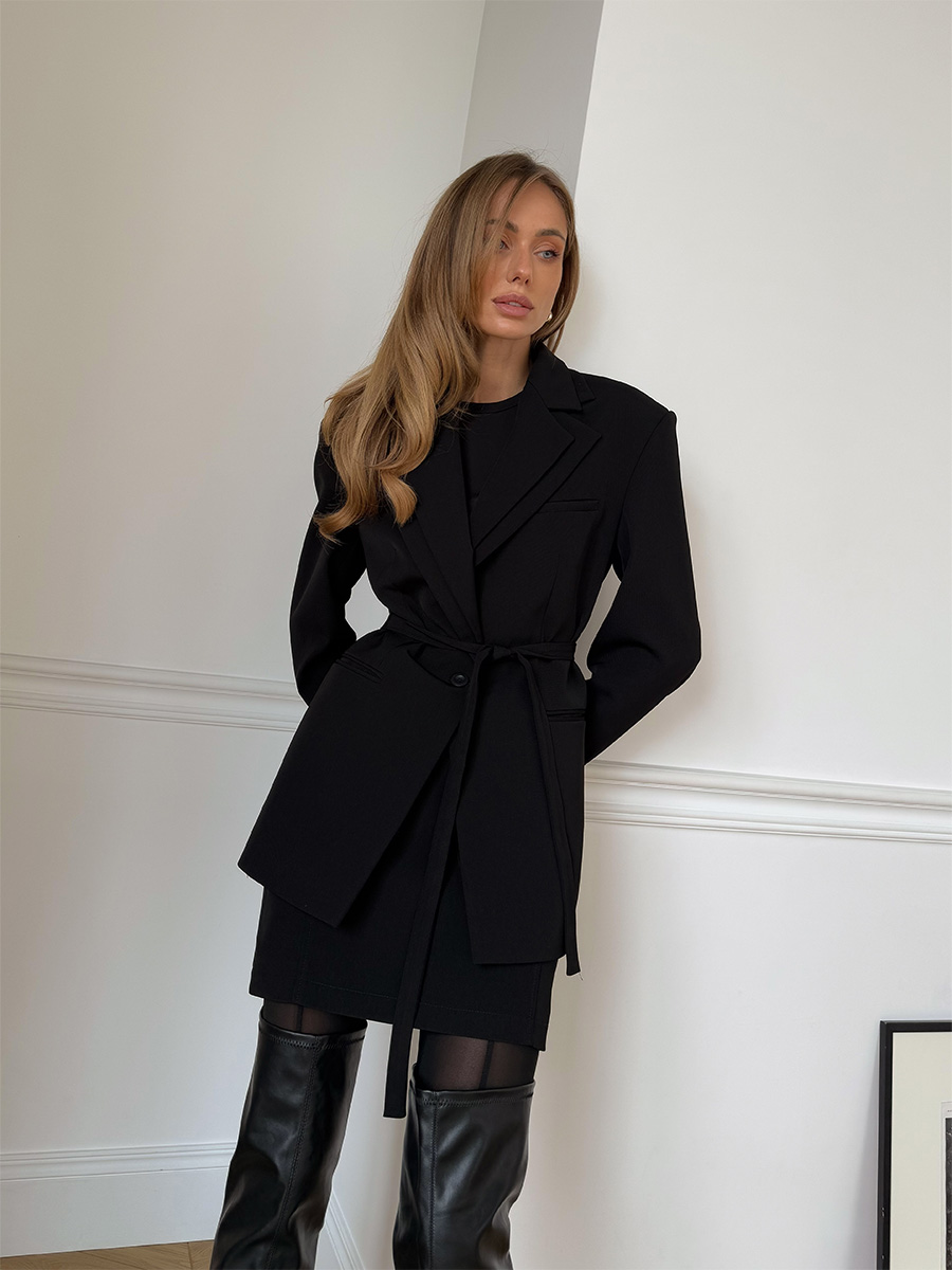 Костюм чорного кольору з жакетом з подвійним коміром і спідницєю з імітацією білизни 1