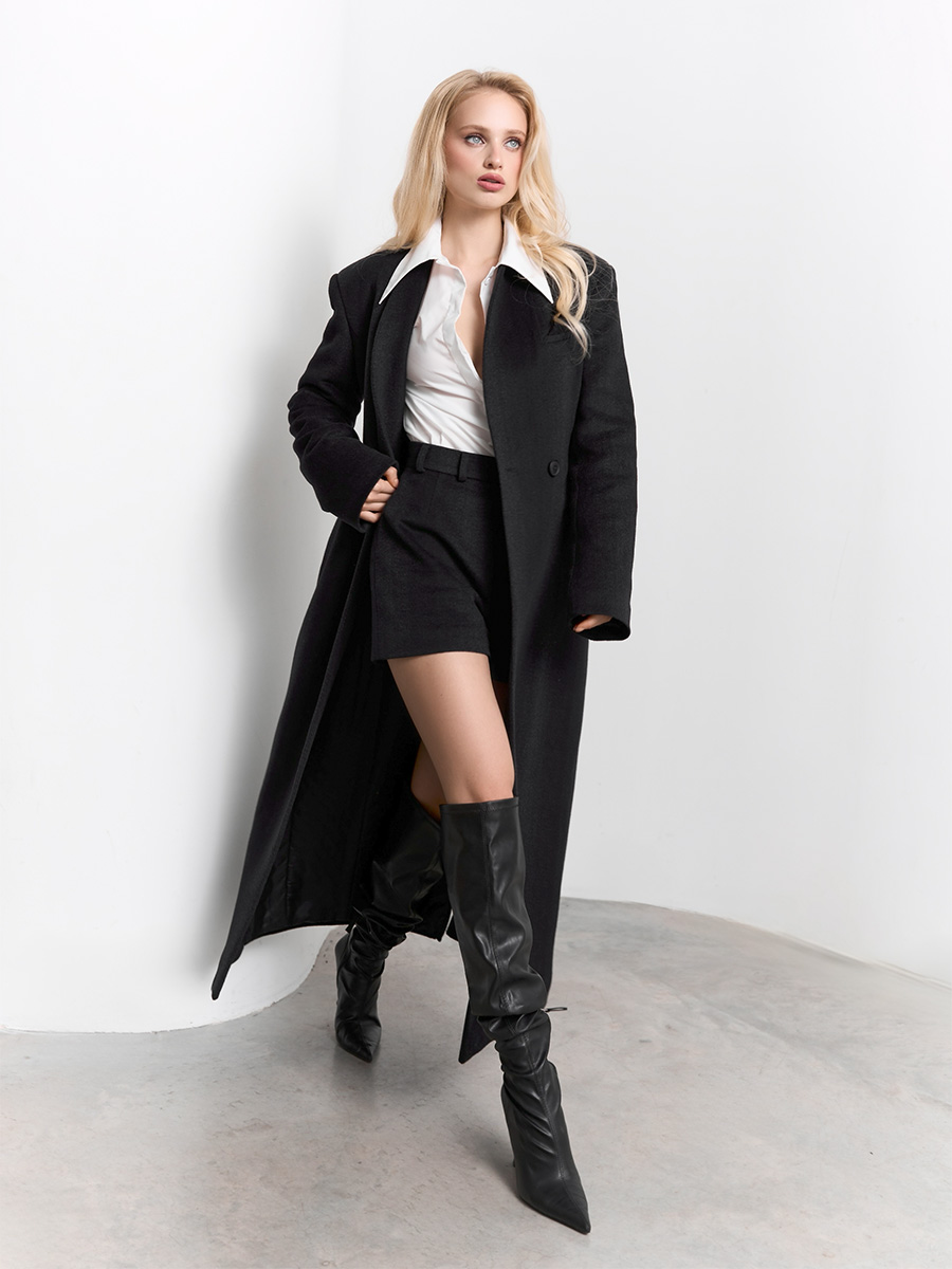 Костюм чорного кольору з пальто максі і шорт 1