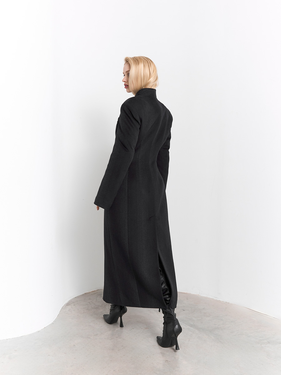 Костюм трійка чорного кольору з пальто максі, шорт та краватки 4