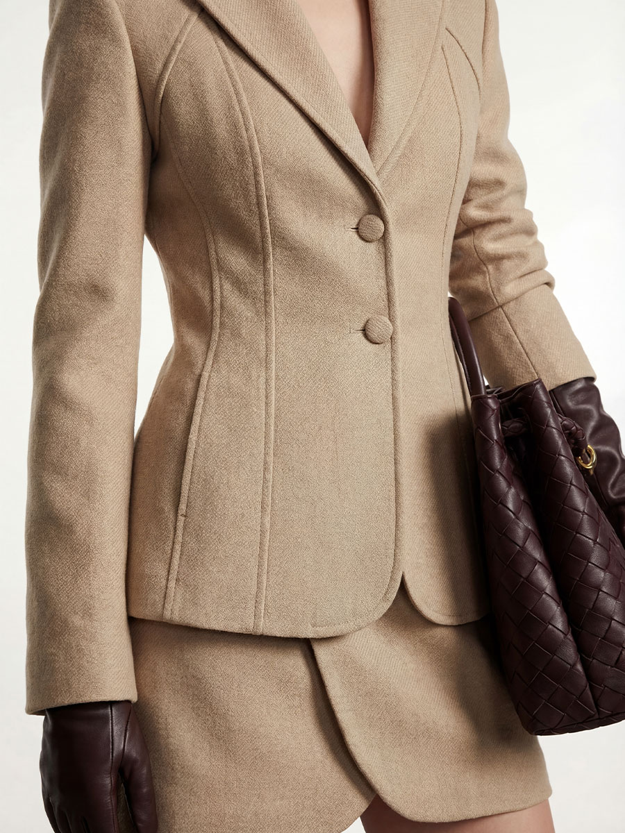 Жакет приталеного крою бежевого кольору з кокеткою