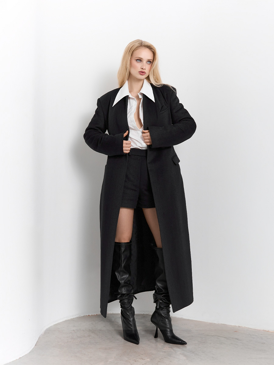 Костюм чорного кольору з пальто максі і шорт 1