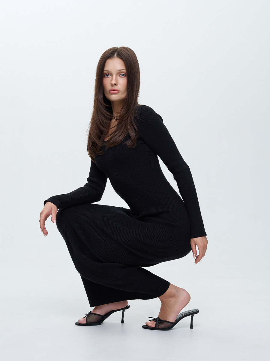 Сукня міді приталена чорного кольору з декоративними відстрочками 1