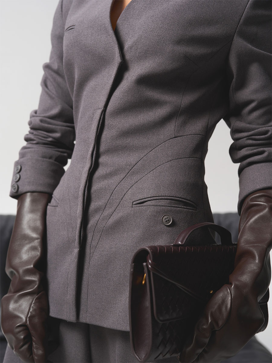 Костюм сірого кольору з жакетом з манжетами і штанами широкими 8