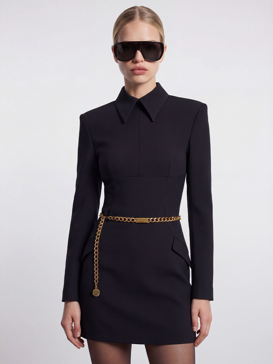 Сукня чорного кольору з коміром і плечиками