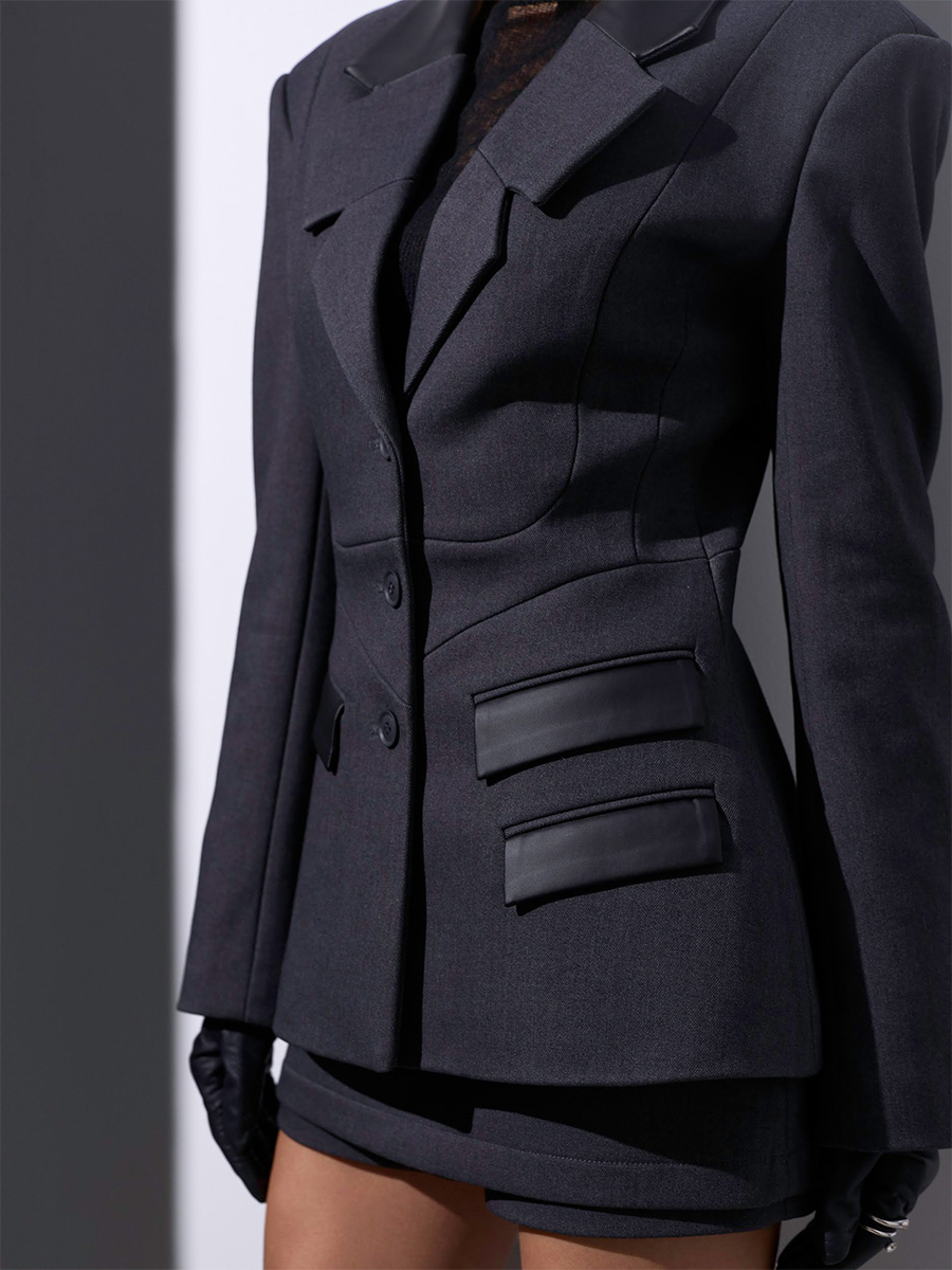 Костюм сірого кольору з жакетом приталеним зі вставками з еко-шкіри і спідницею-шортами 4