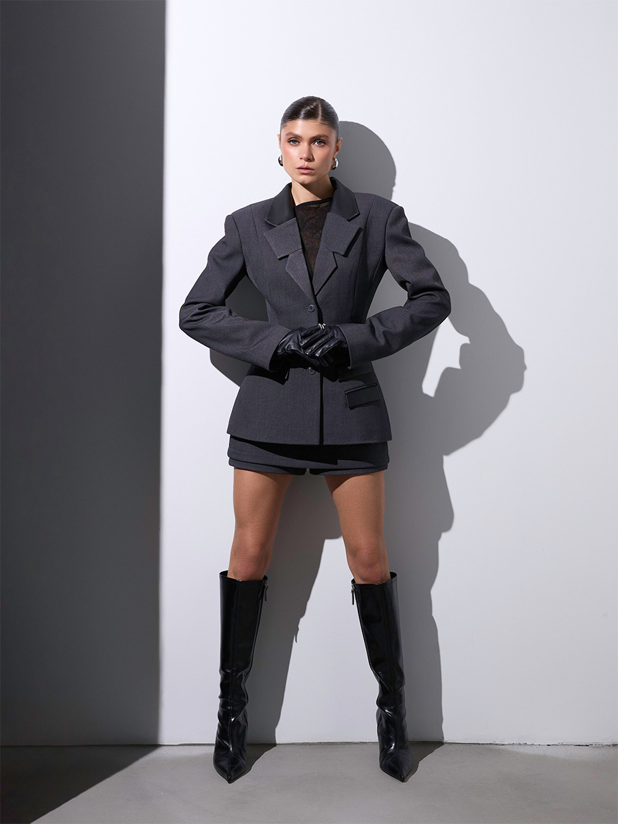 Костюм сірого кольору з жакетом приталеним зі вставками з еко-шкіри і спідницею-шортами 1