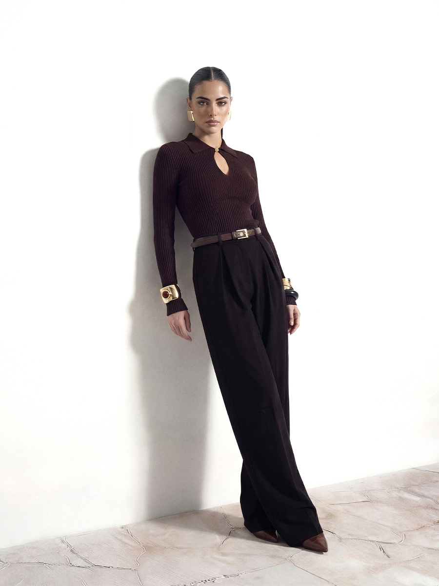 Лонгслів приталений коричневого кольору з вирізом у формі краплі 2