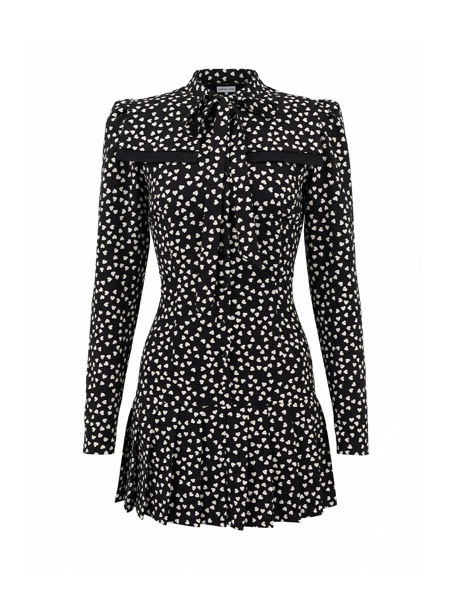 Сукня міні чорного кольору у білі сердечки з планкою та складами 1