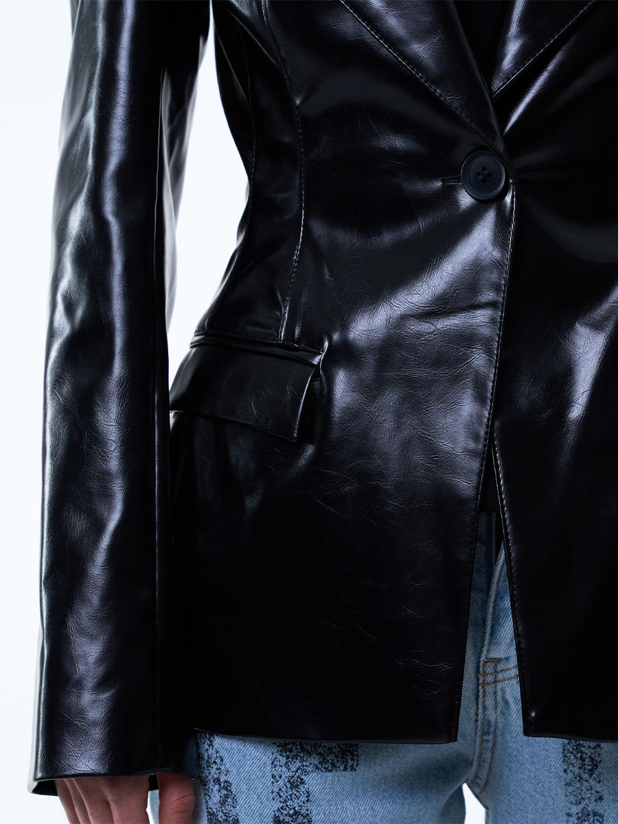 Жакет чорного кольору з еко-шкіри з куліскою ззаду 3