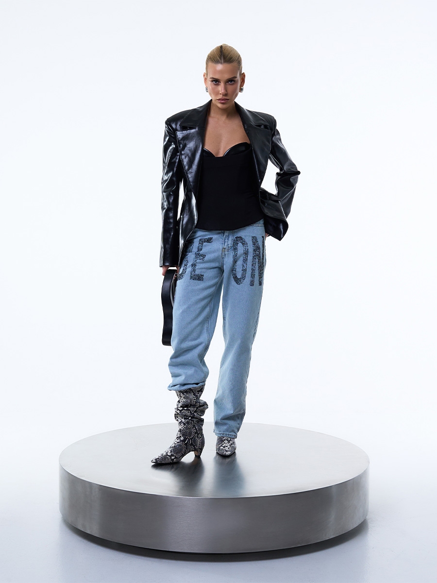 Жакет чорного кольору з еко-шкіри з куліскою ззаду 4