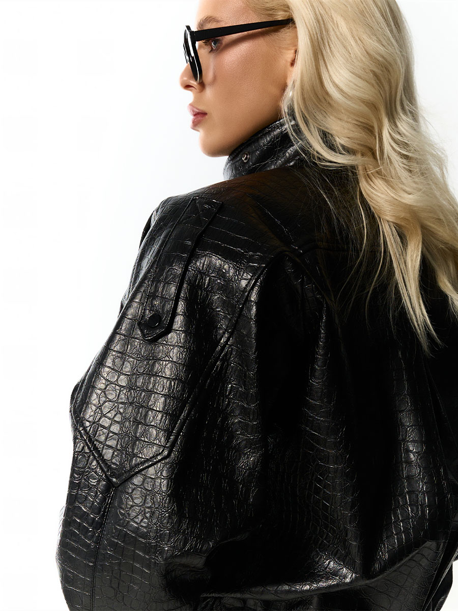 Костюм чорного кольору з бомбером з еко-шкіри рептилія і шортами 4