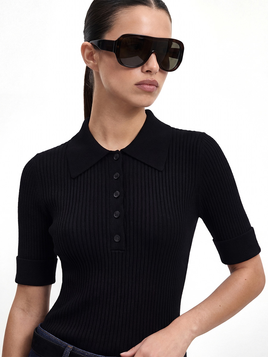 Футболка-поло чорного кольору комір на ґудзиках 1