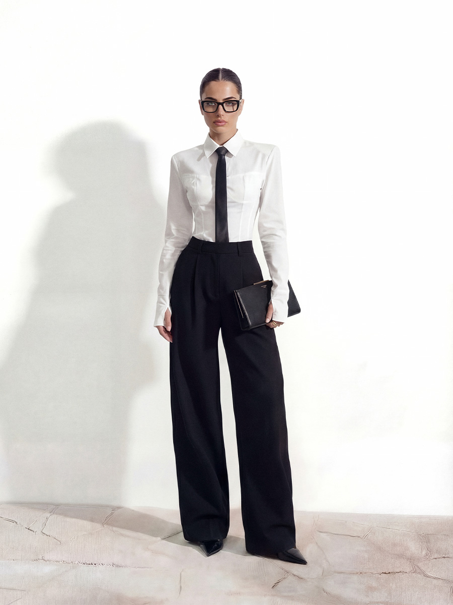 Сорочка білого кольору з отвором на манжеті 1