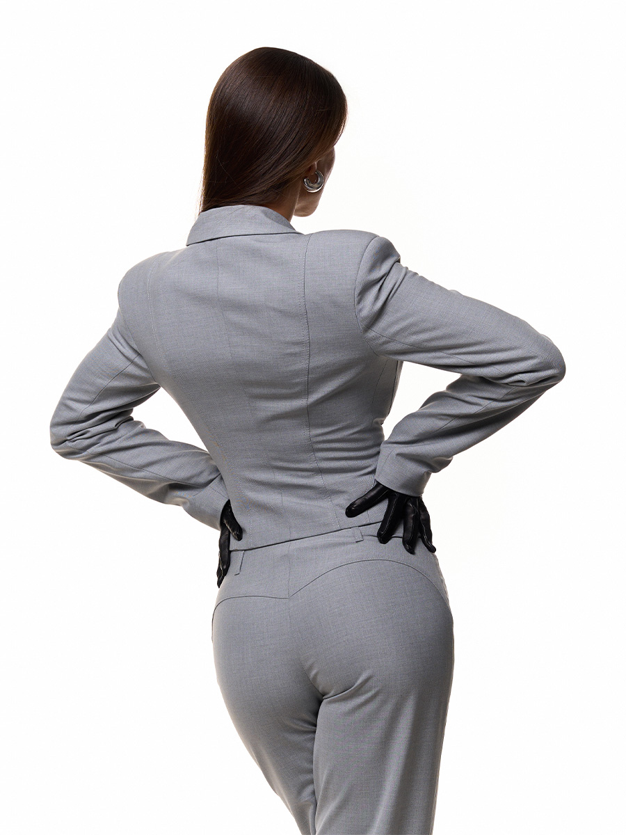 Костюм сірого кольору з жакетом з відстрочками та штанами з фігурними відстрочками 2