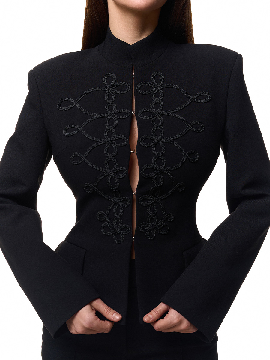 Жакет чорного кольору зі скісним низом та візерунком