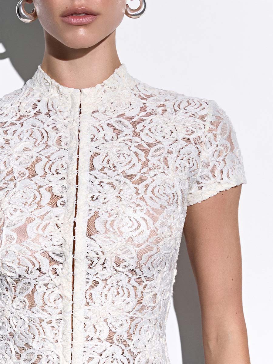 Футболка молочного кольору з мережива із застібками 1