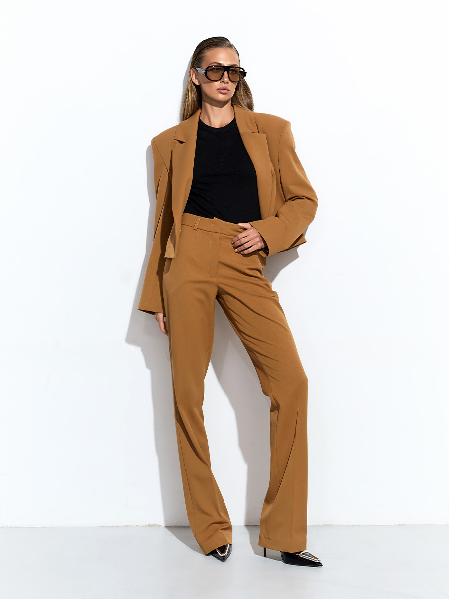 Штани клешені коричневого кольору зі стрілками 1