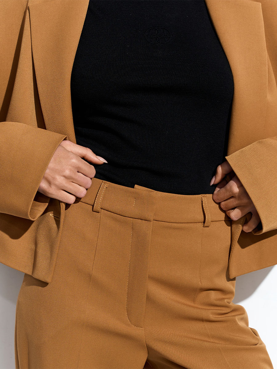 Штани клешені коричневого кольору зі стрілками 1