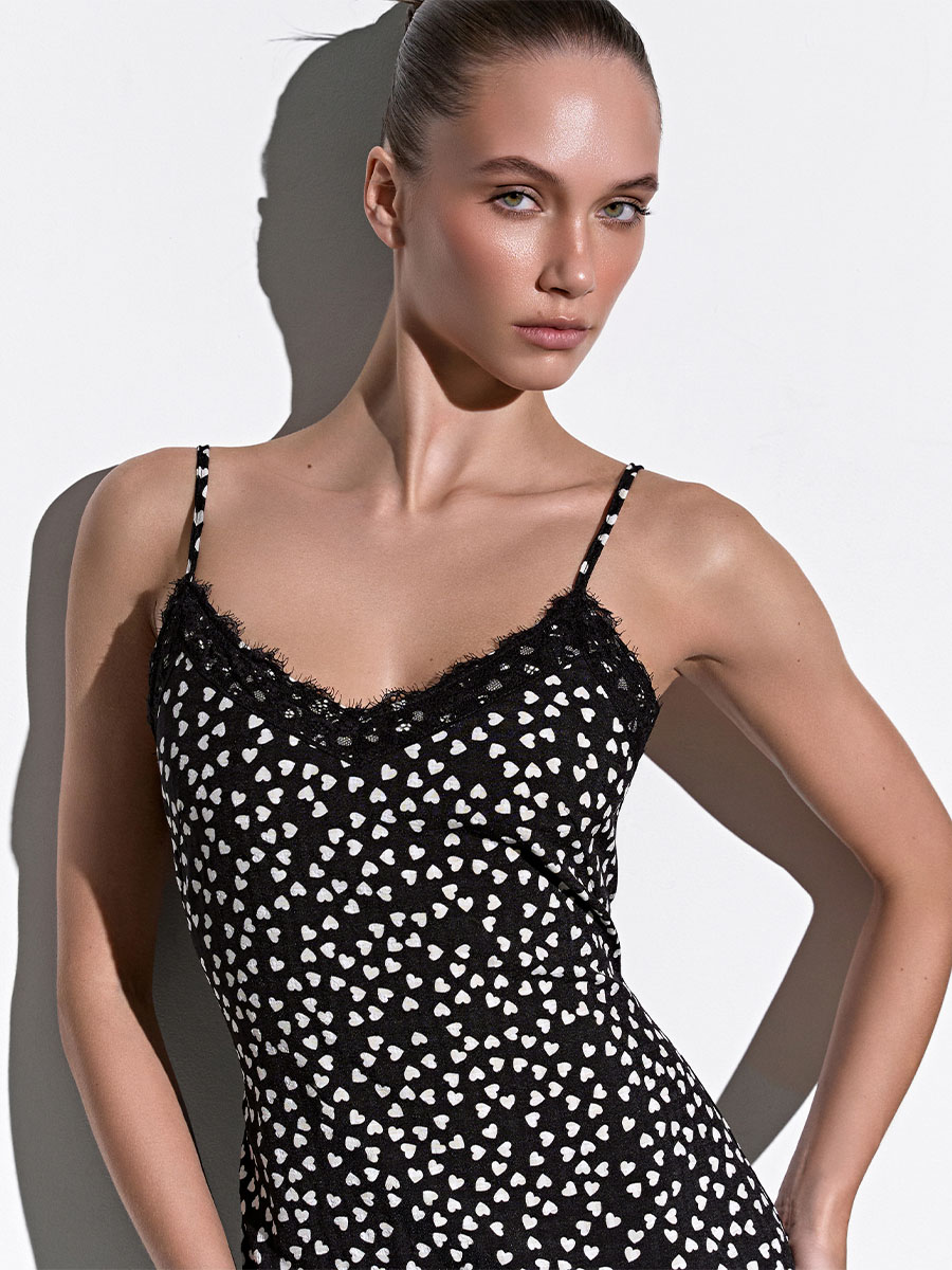 Сукня максі чорного кольору в сердця на бретелях з мереживом 1