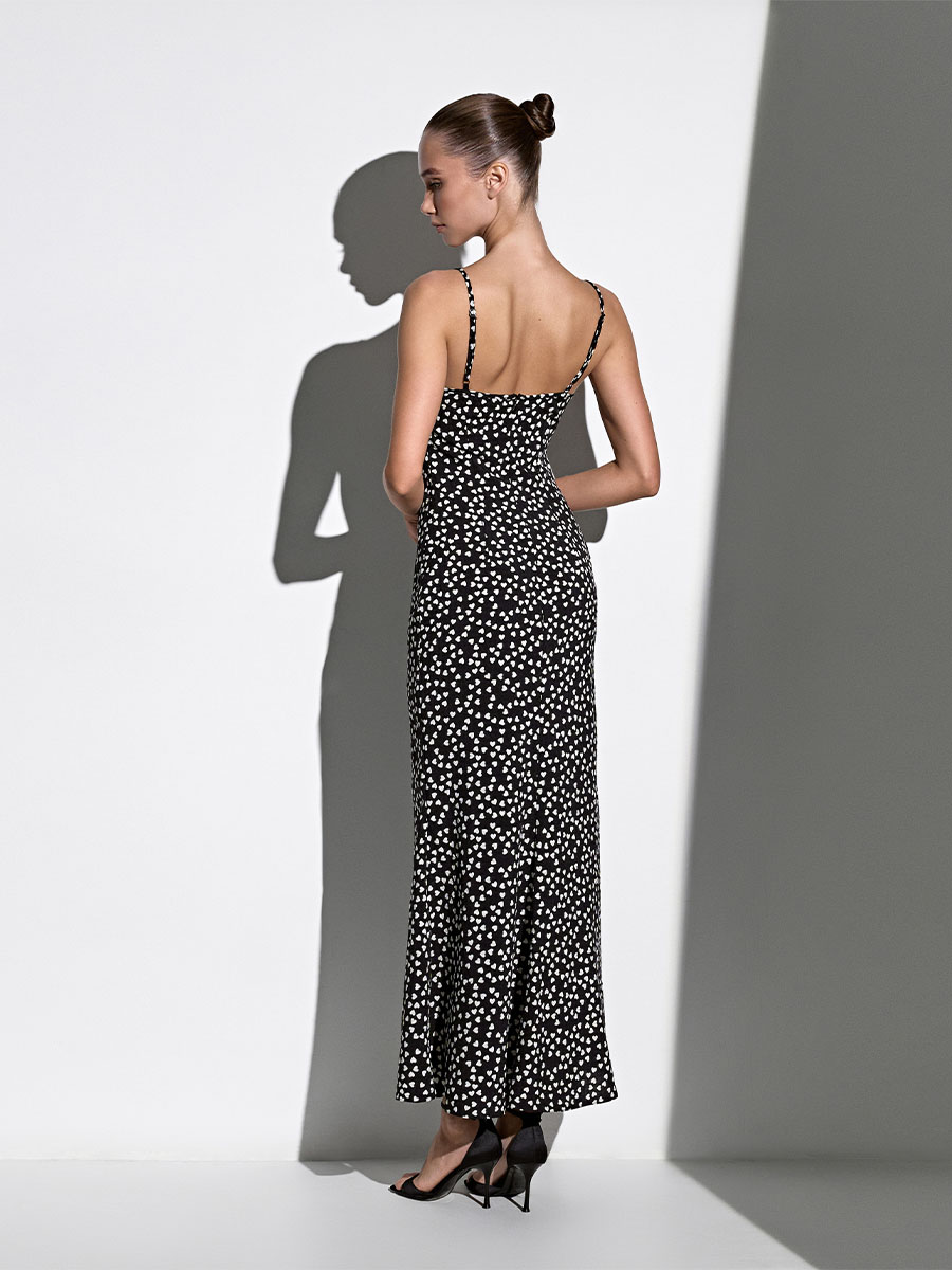 Сукня максі чорного кольору в сердця на бретелях з мереживом 1