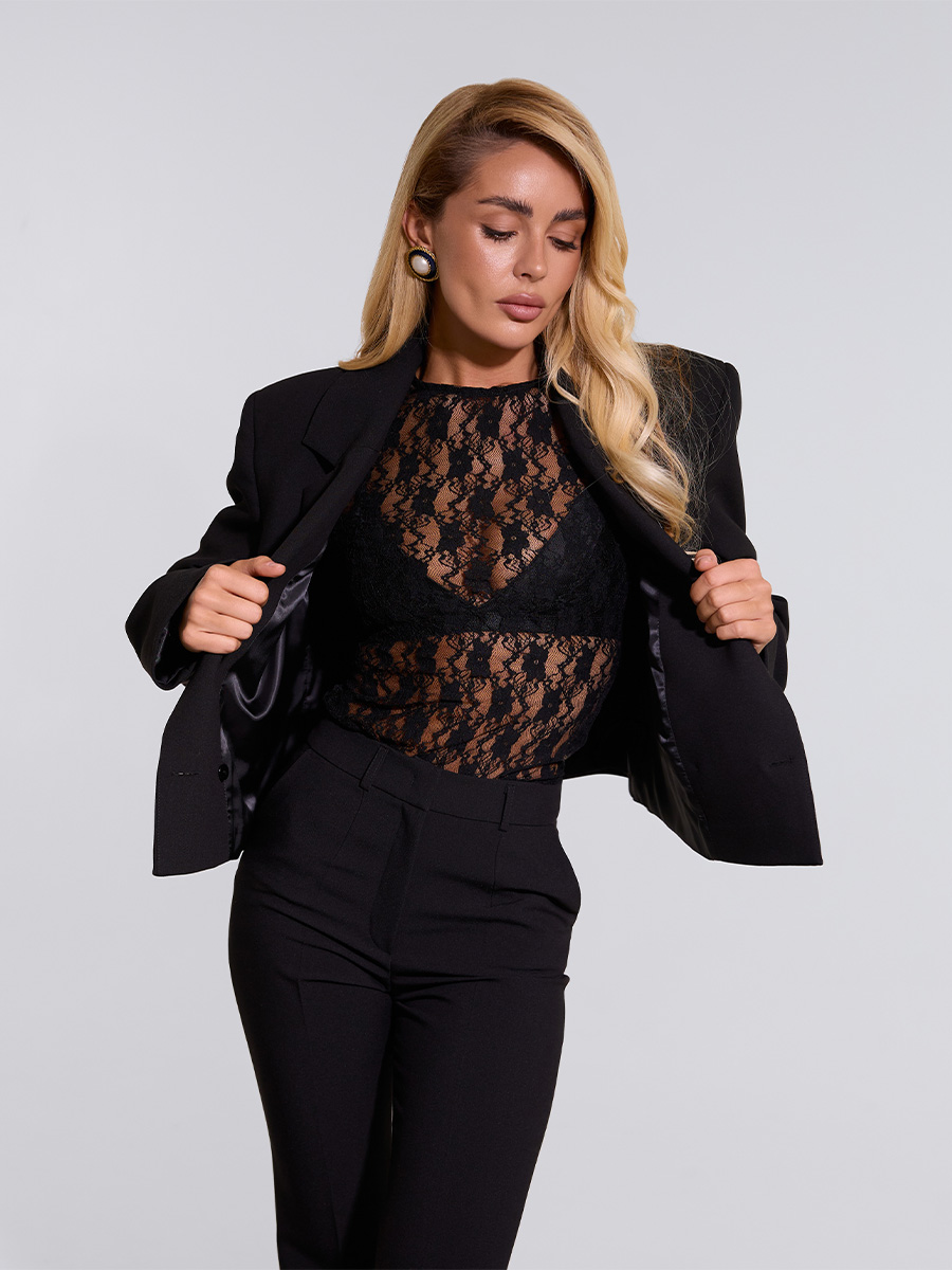 Костюм чорного кольору з жакетом двобортнис з клапанами і штанами клешеними 1