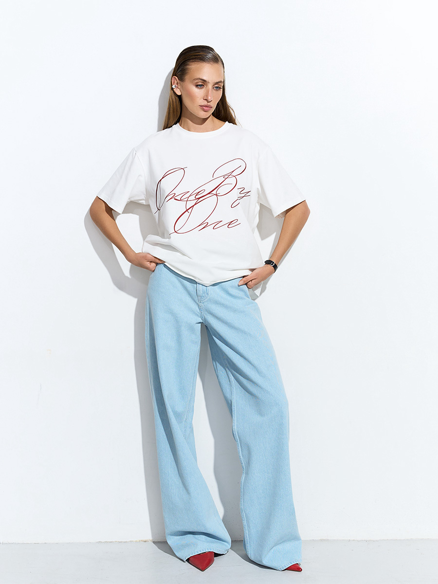 Футболка оверсайз білого кольору з червоним принтом One By One 1