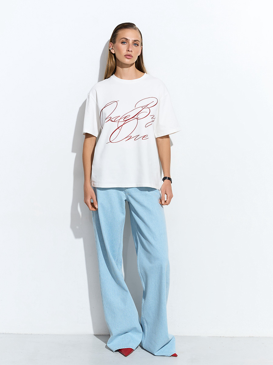 Футболка оверсайз білого кольору з червоним принтом One By One 1