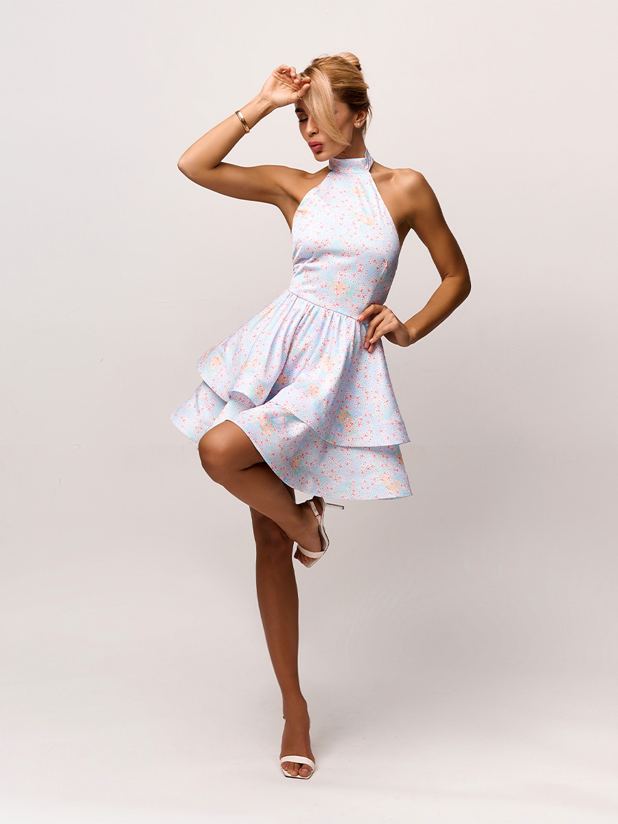Сукня міні блакитного кольору у рожеві квіти з відкритою спинкою і бантом 1