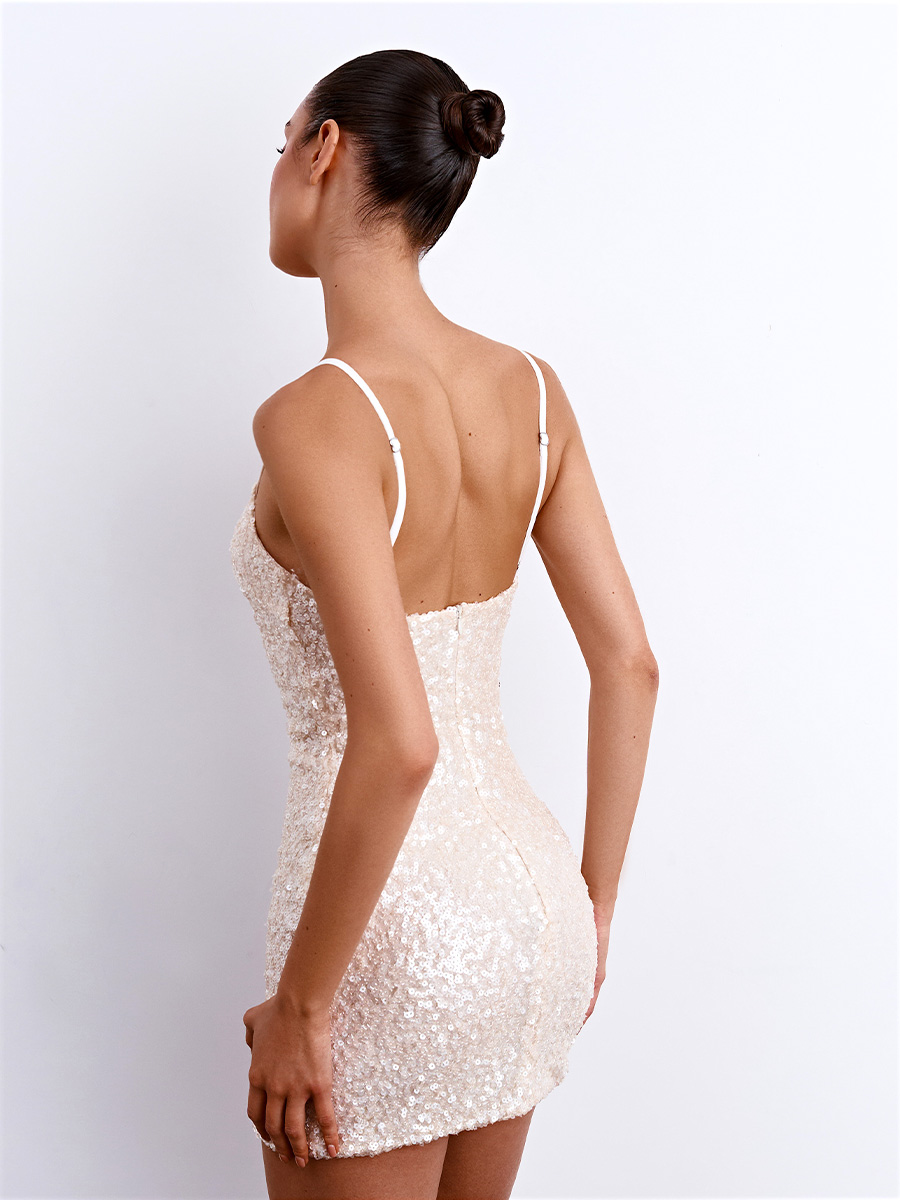Сукня міні бежевого кольору на бретелях з пайєтками 1