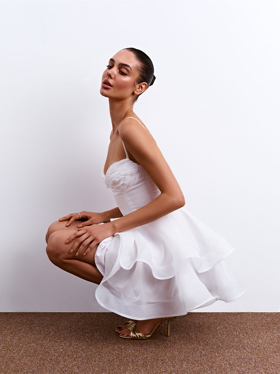 Сукня міні білого кольору на бретелях з органзи 1