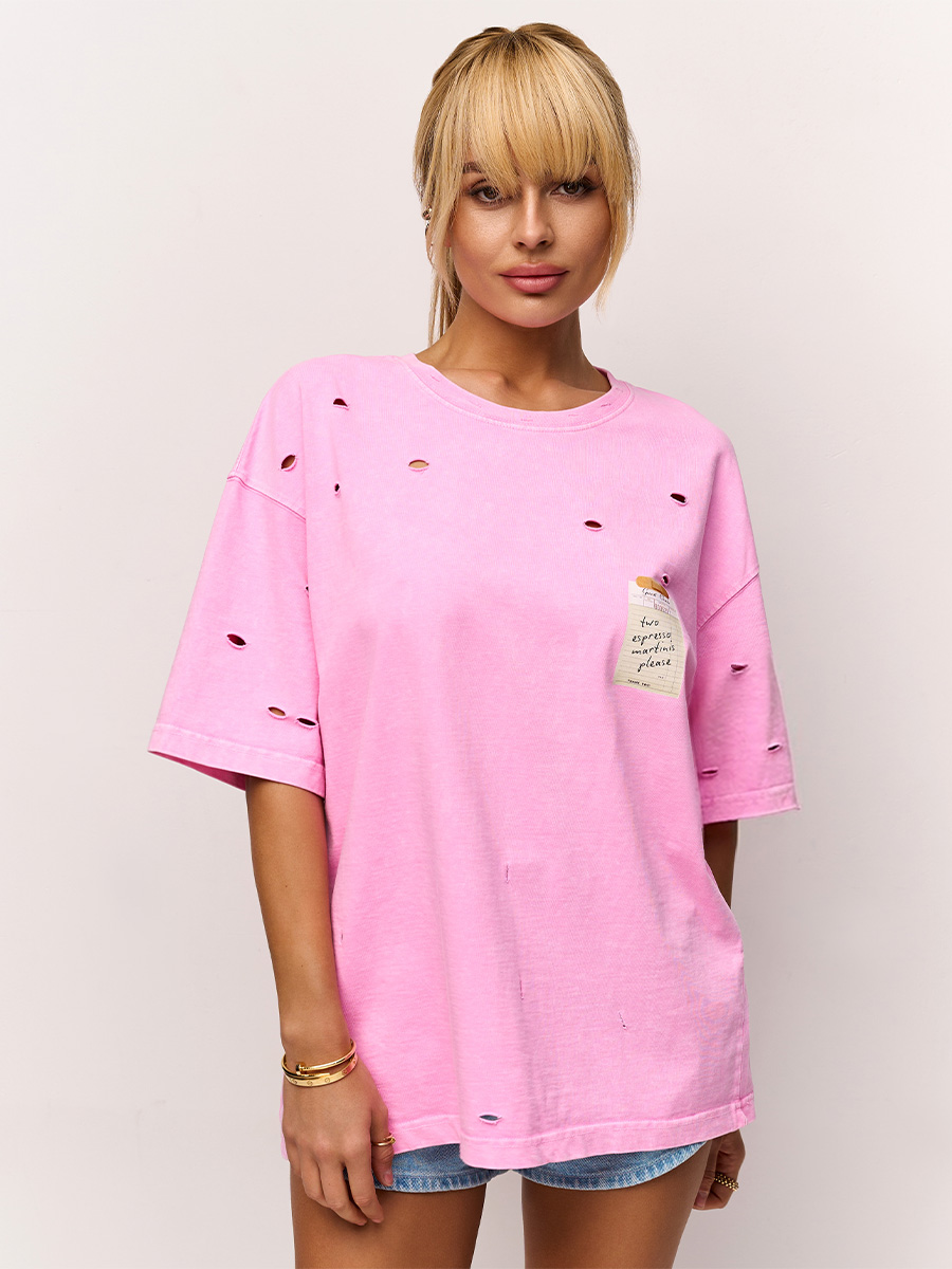 Футболка з порізами рожевого кольору з принтом чек two espresso martinis 1