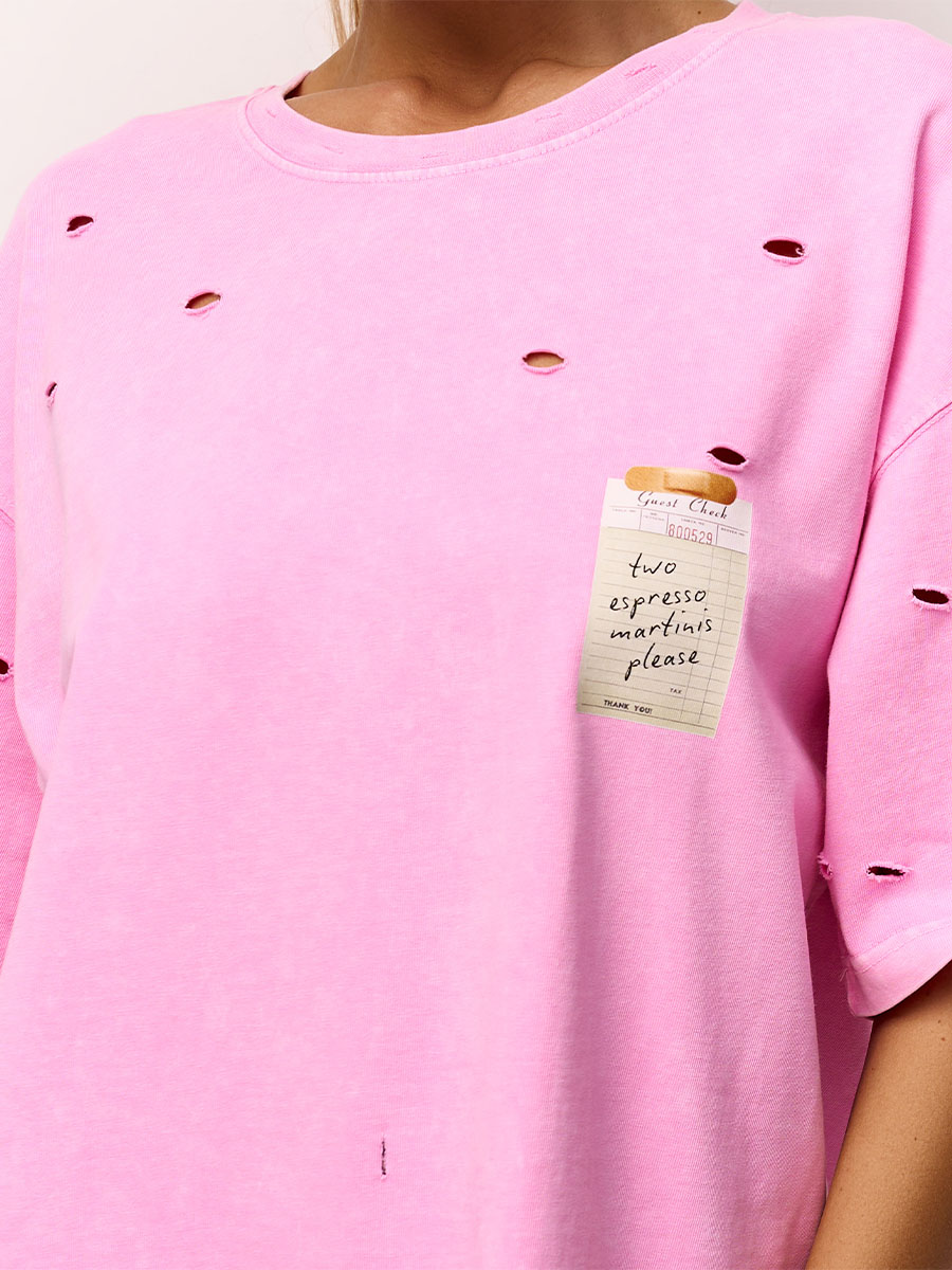 Футболка з порізами рожевого кольору з принтом чек two espresso martinis 1