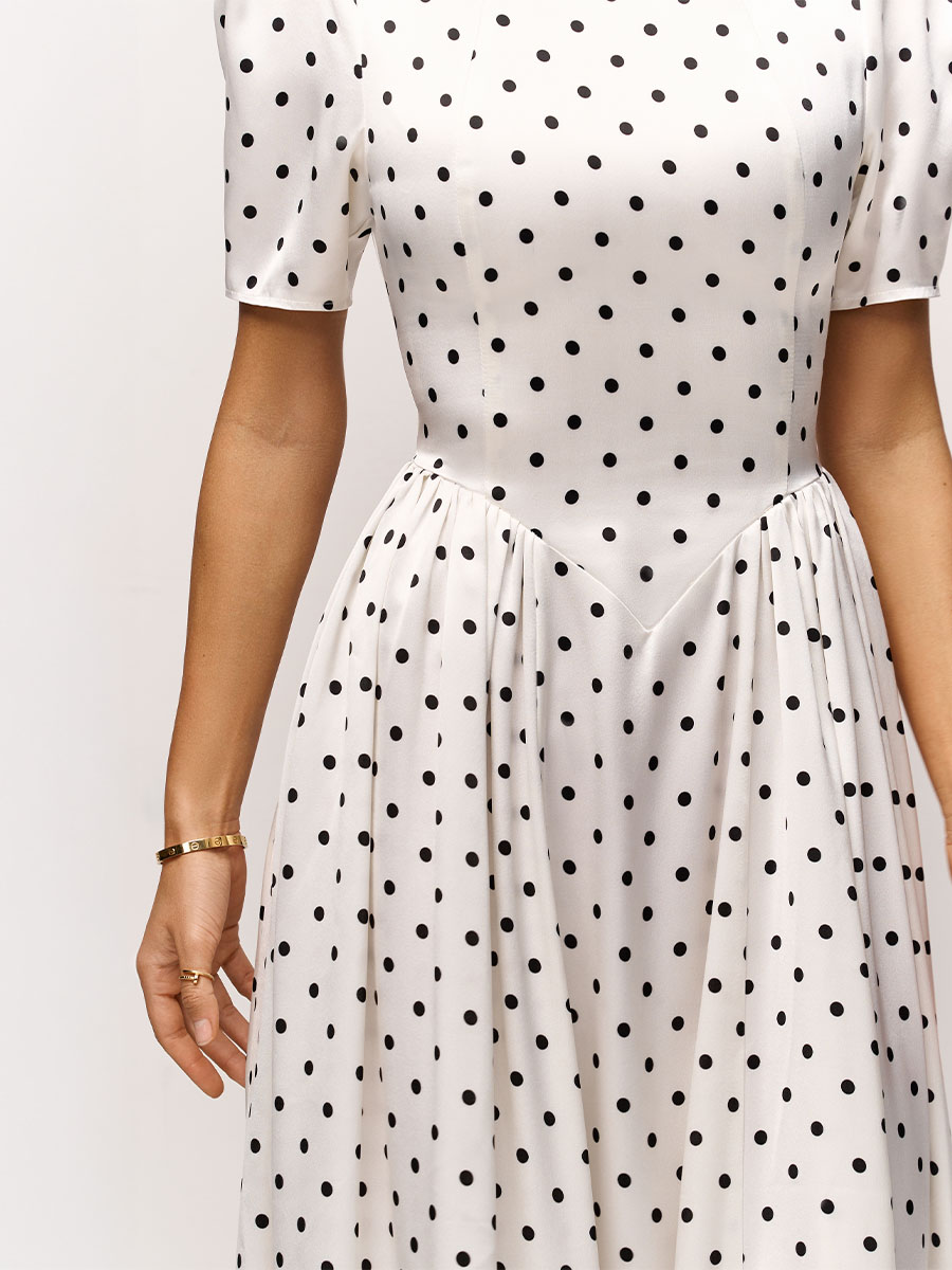 Сукня міді молочного кольору атласна в горох 1