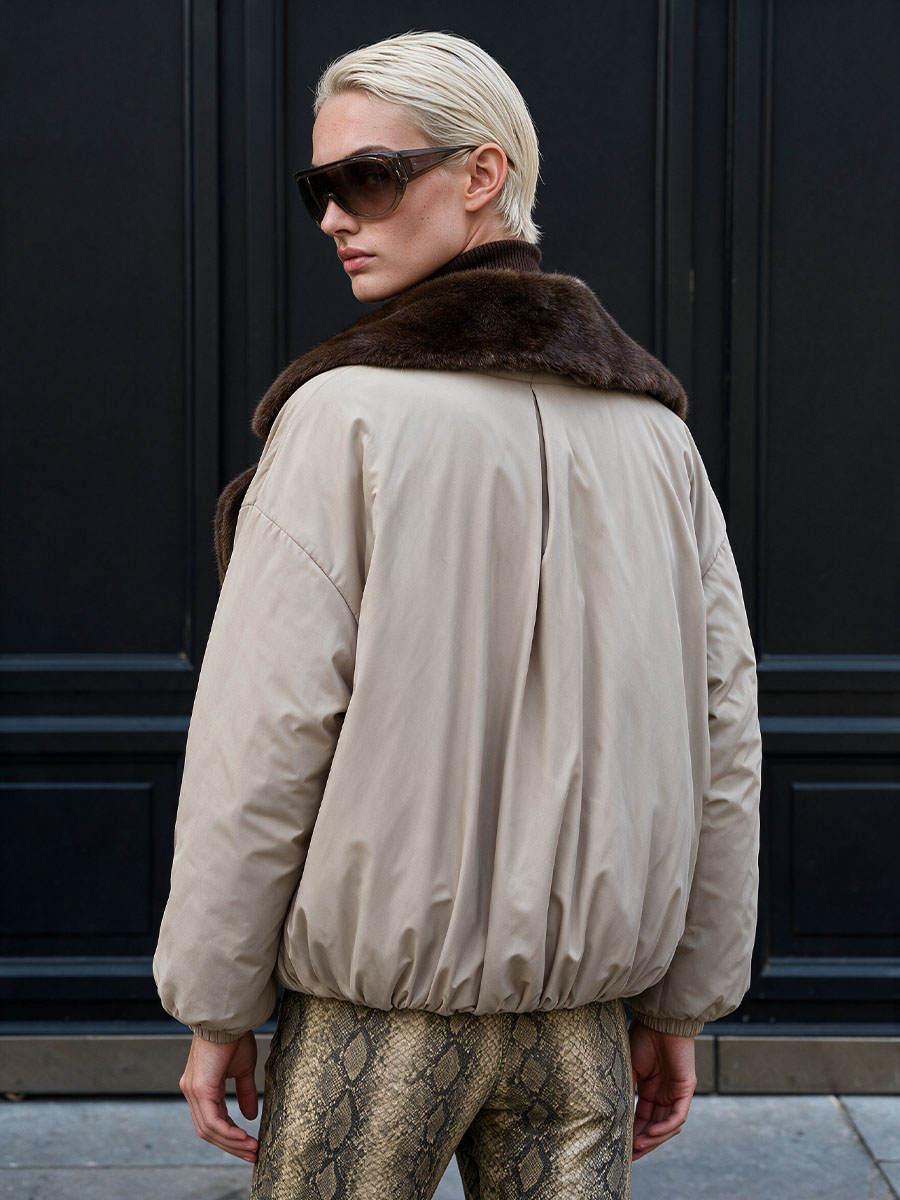 Пуховик бежевого кольору на резинці відкладний комір з хутром 3