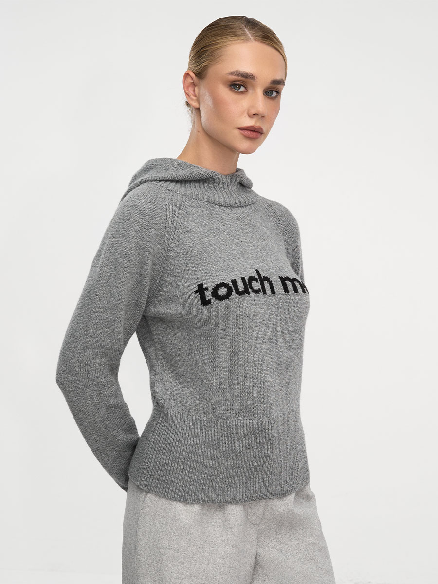 Свитер приталенного кроя серого цвета с капюшоном серого цвета и надписью touch me 2