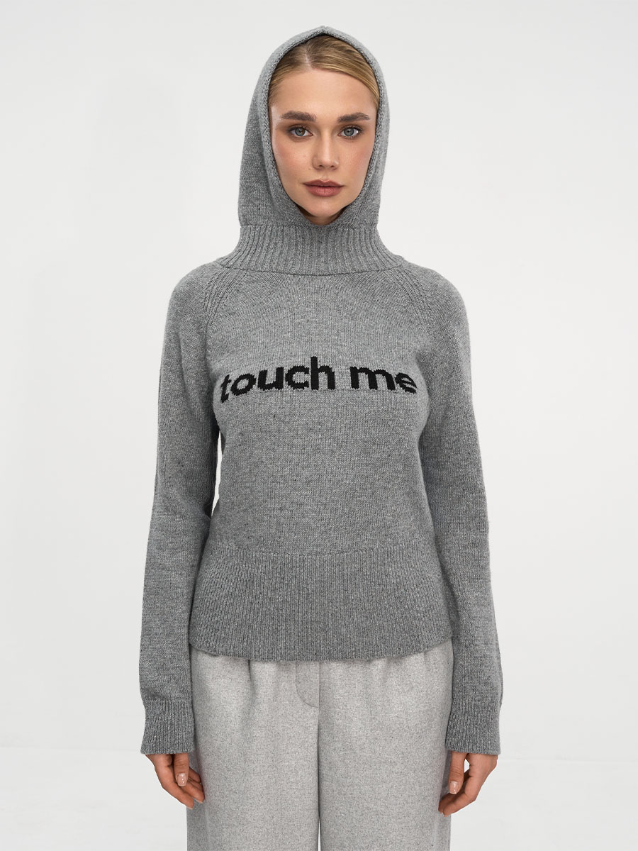 Свитер приталенного кроя серого цвета с капюшоном серого цвета и надписью touch me 1