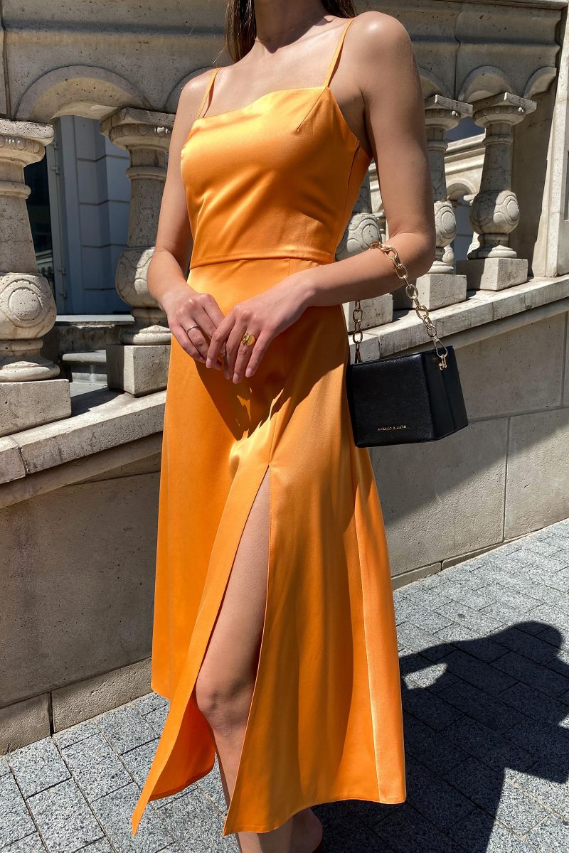 Сукня міді з розрізом на бретелях оранжевого кольору 1