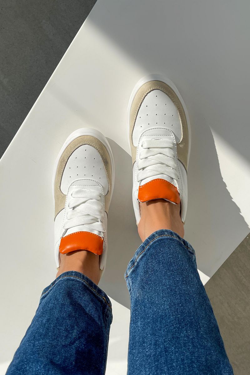 Кросівки білого кольору із помаранчевими вставками 1