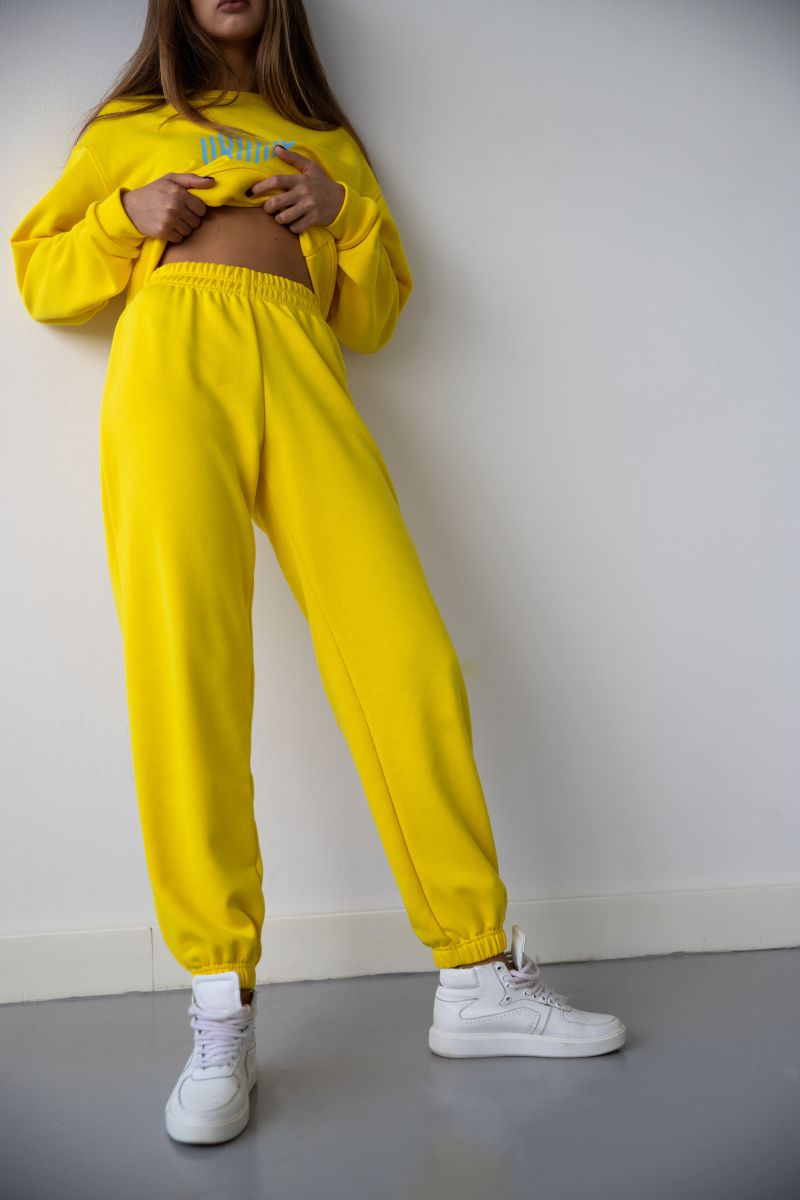 Джоггери жовтого кольору від костюма зі світшотом 1