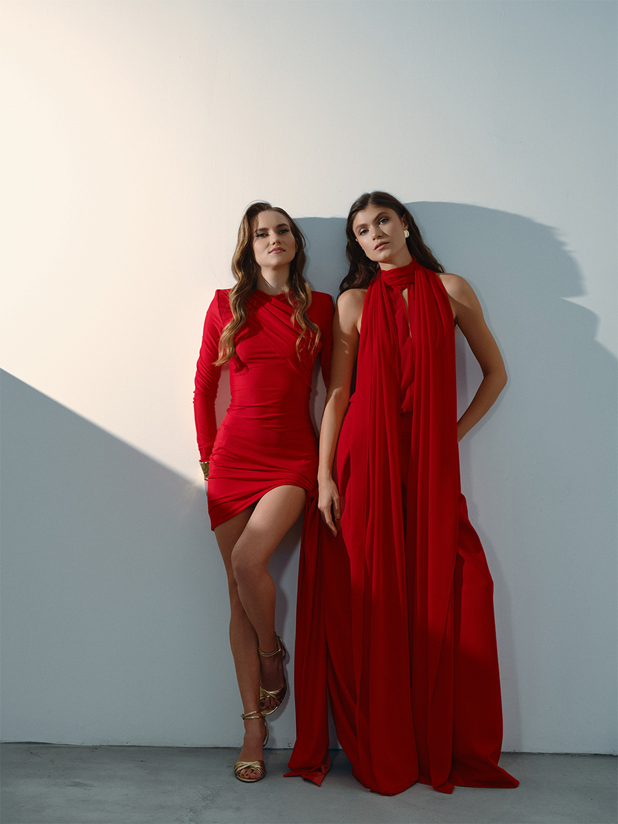 Сукня міні червоного кольору з біфлекса з шлейфом 1