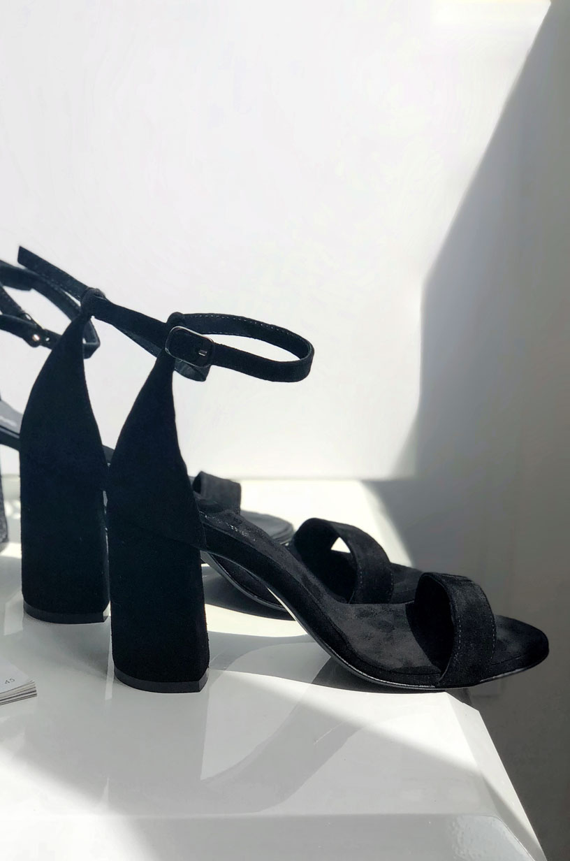Босоножки на каблуке из натуральной замши черного цвета 1