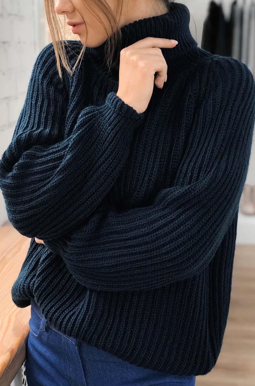 Объёмный свитер под горло синего цвета 1