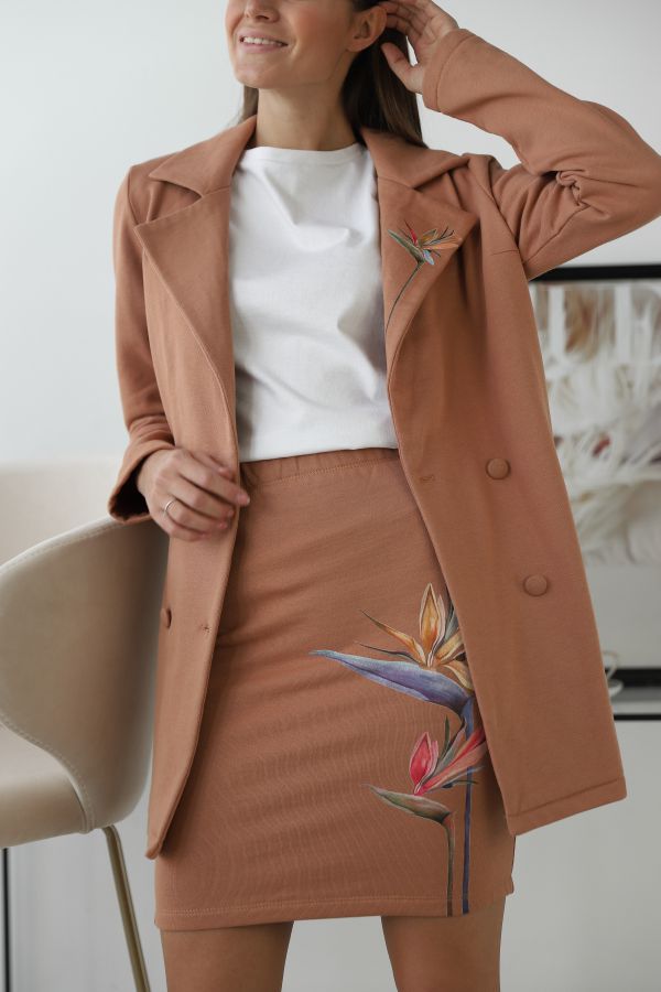 Костюм пиджак с юбкой коричневого цвета с цветочным принтом 1