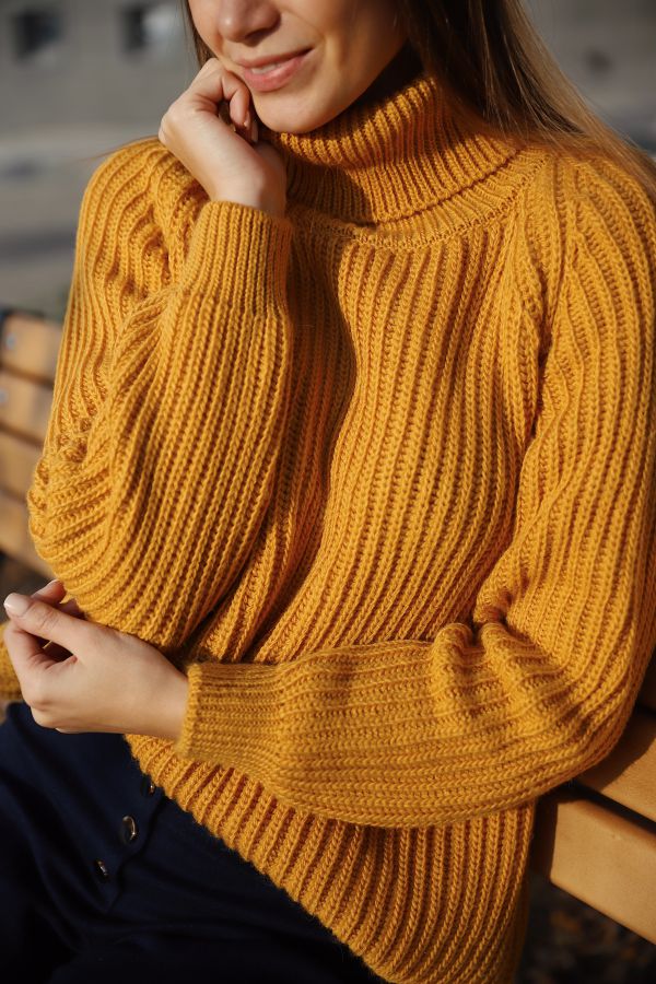 Вязаный свитер горчичного цвета 1