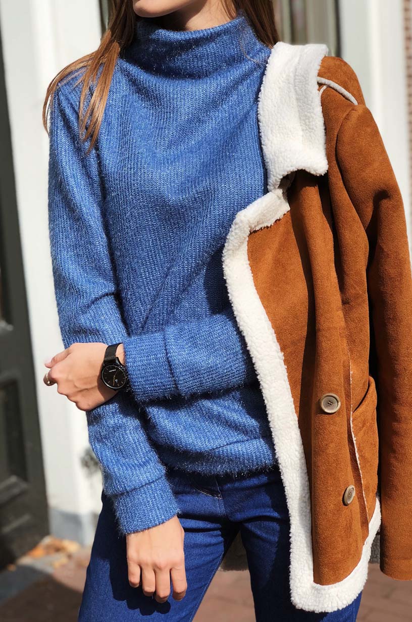 Голубой пушистый свитер 5