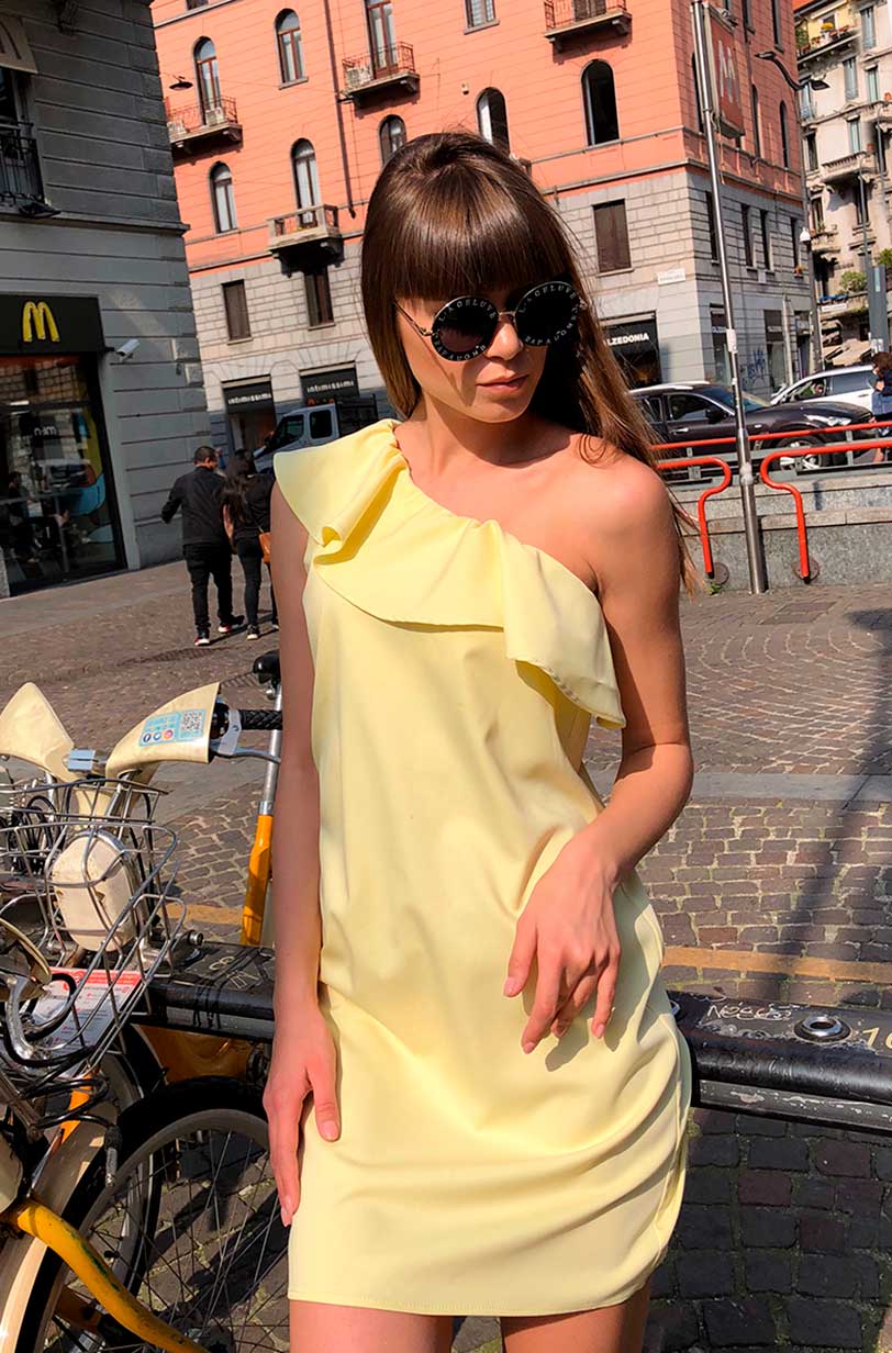Платье на одно плечо из желтой костюмной ткани 2